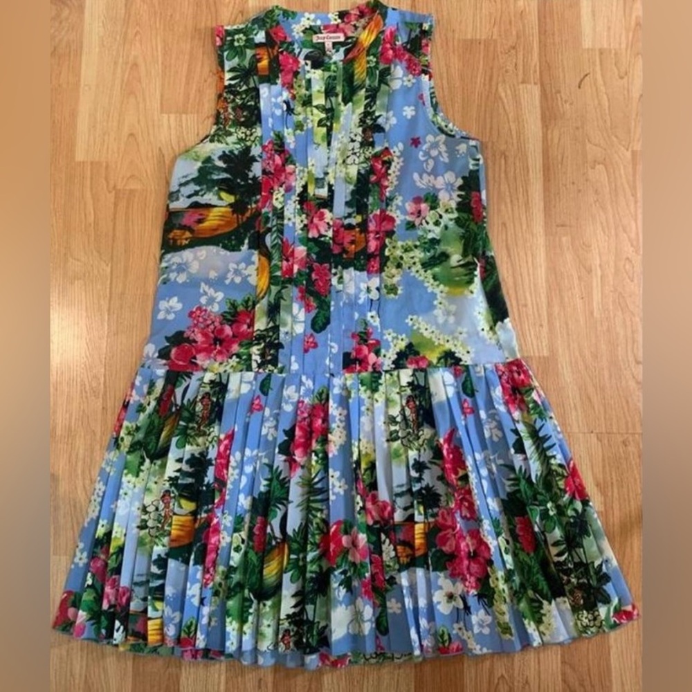 Juicy Couture Paradise Floral
Pleated Hawaiian Sleeveless Dress